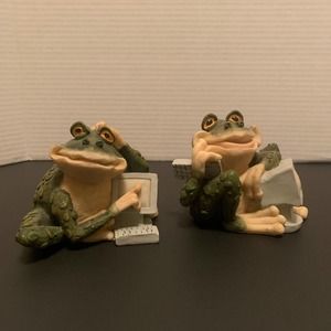 2 Frogs With Vintage Computers. Very cute and qwirky. Excellent cond. Great Gift